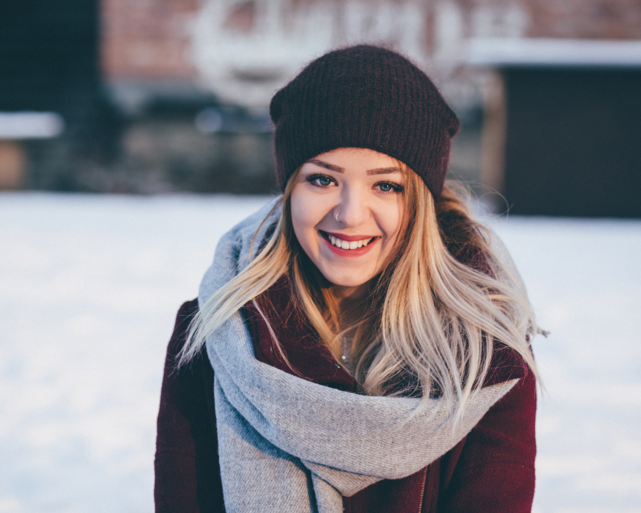 Красивая улыбающаяся девушка в зимней шапке