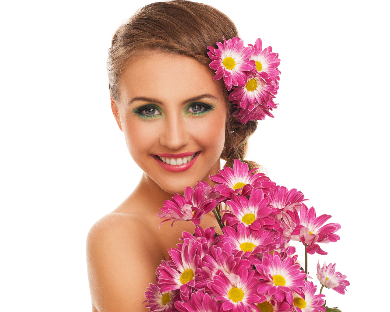 Красивая улыбающаяся девушка с букетом хризантем на белом фоне