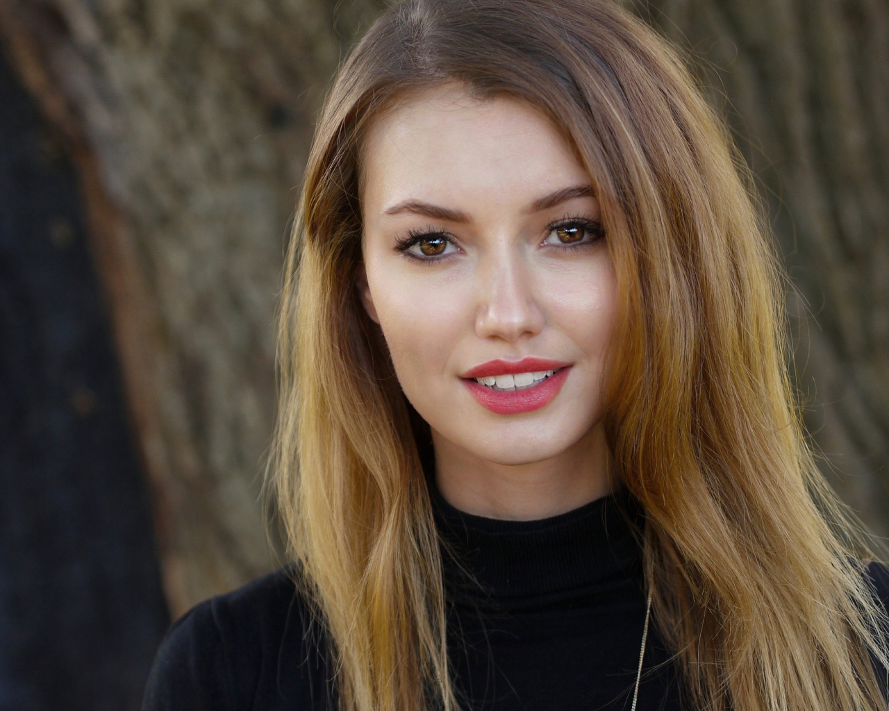 Красивая улыбающаяся девушка с карими глазами 