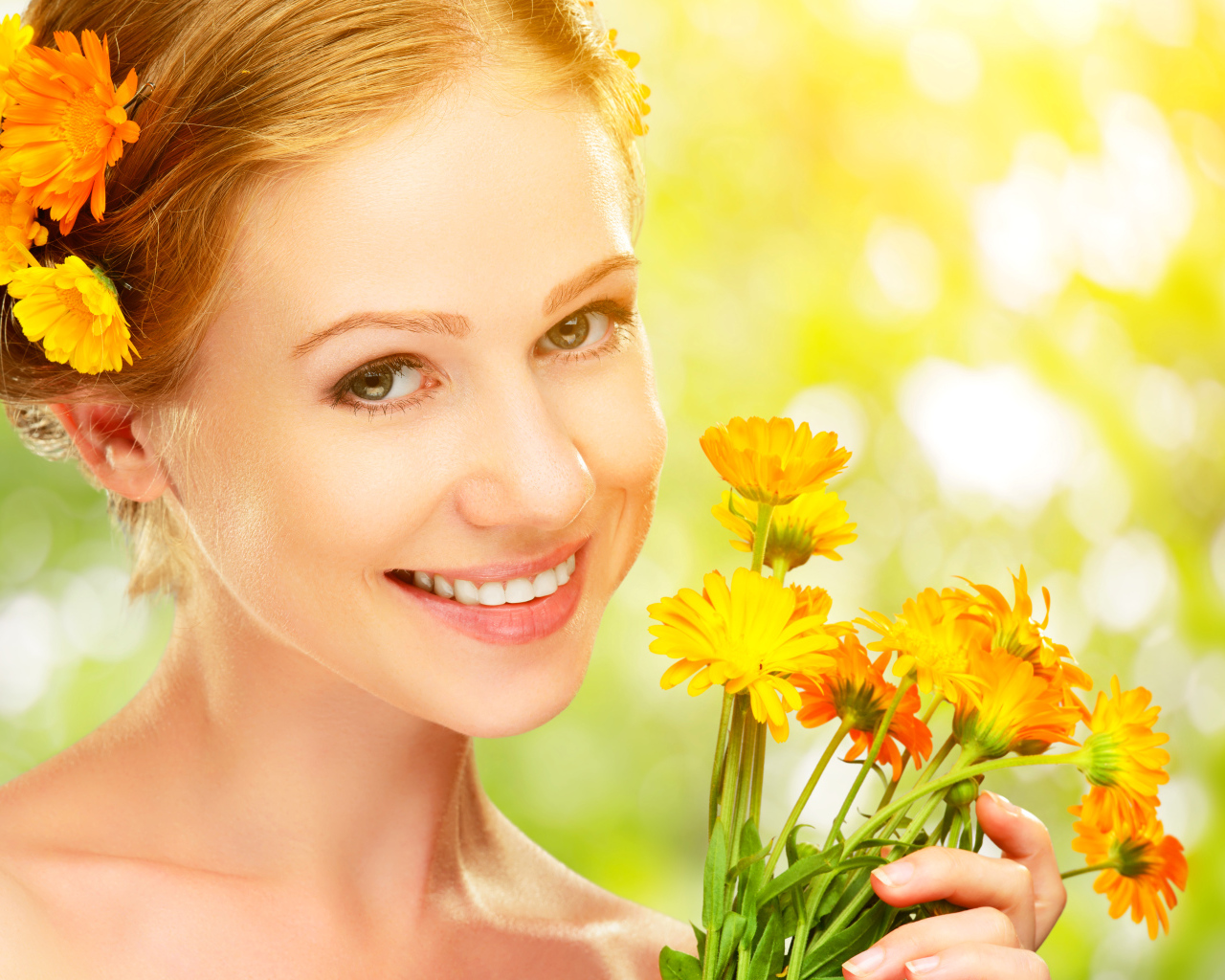 Красивая улыбающаяся девушка с цветами календулы в волосах