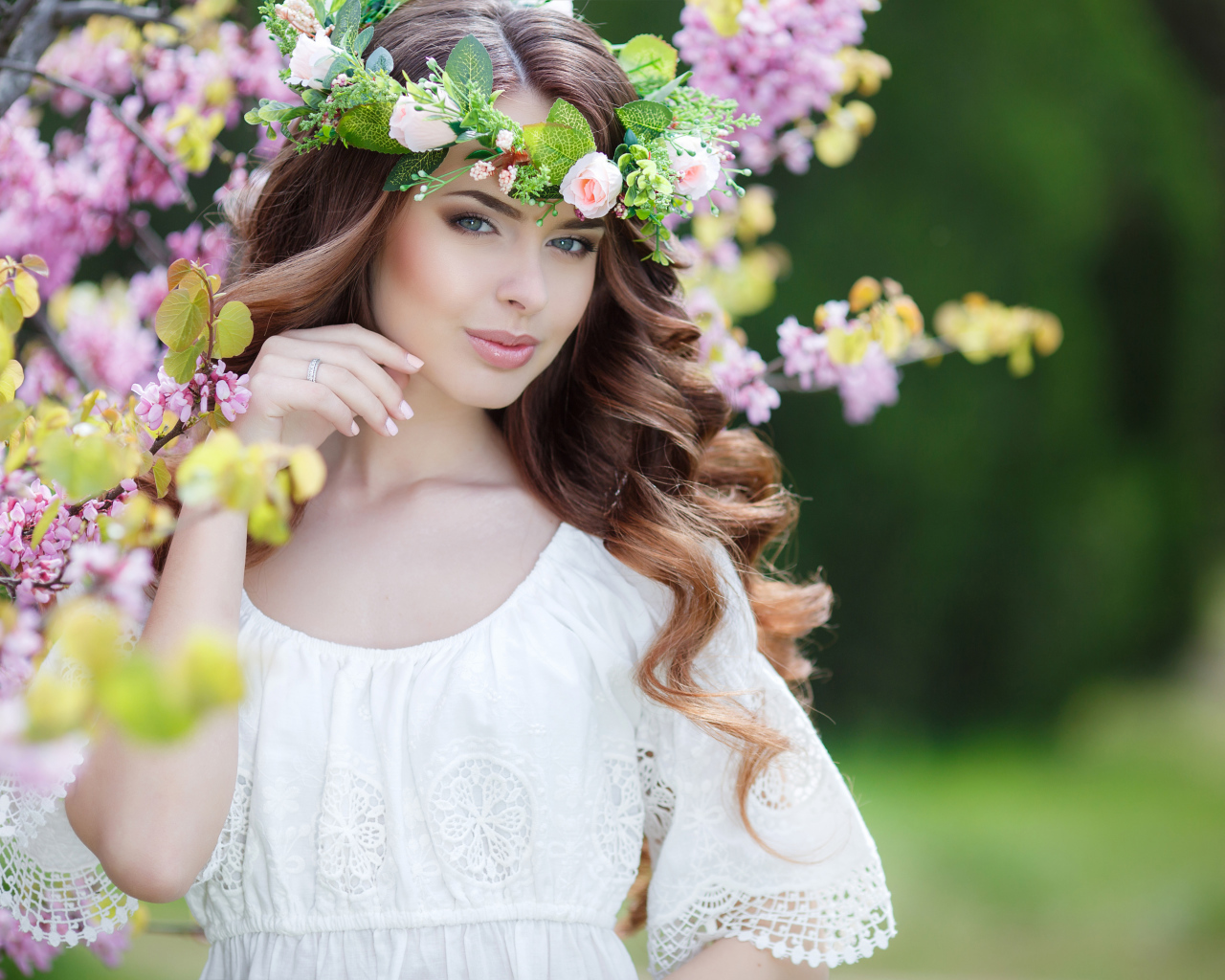 Красивая нежная шатенка в белом платье с венком на голове