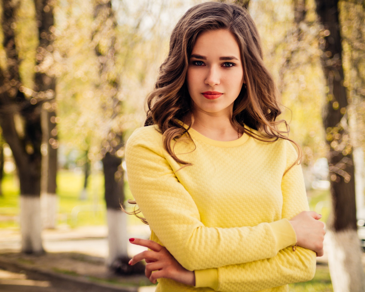 Красивая молодая голубоглазая девушка в желтом свитере