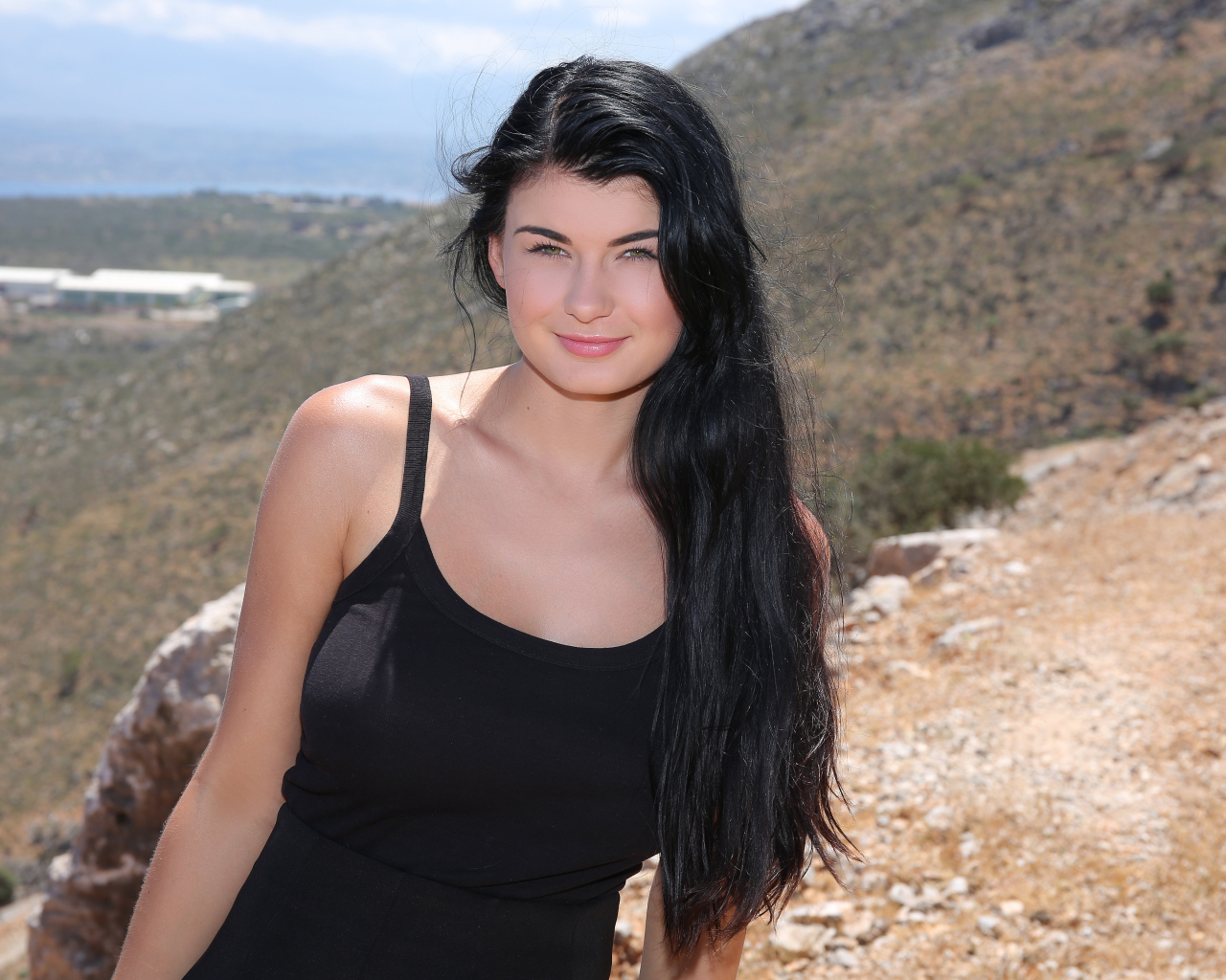 Красивая молодая брюнетка в черном