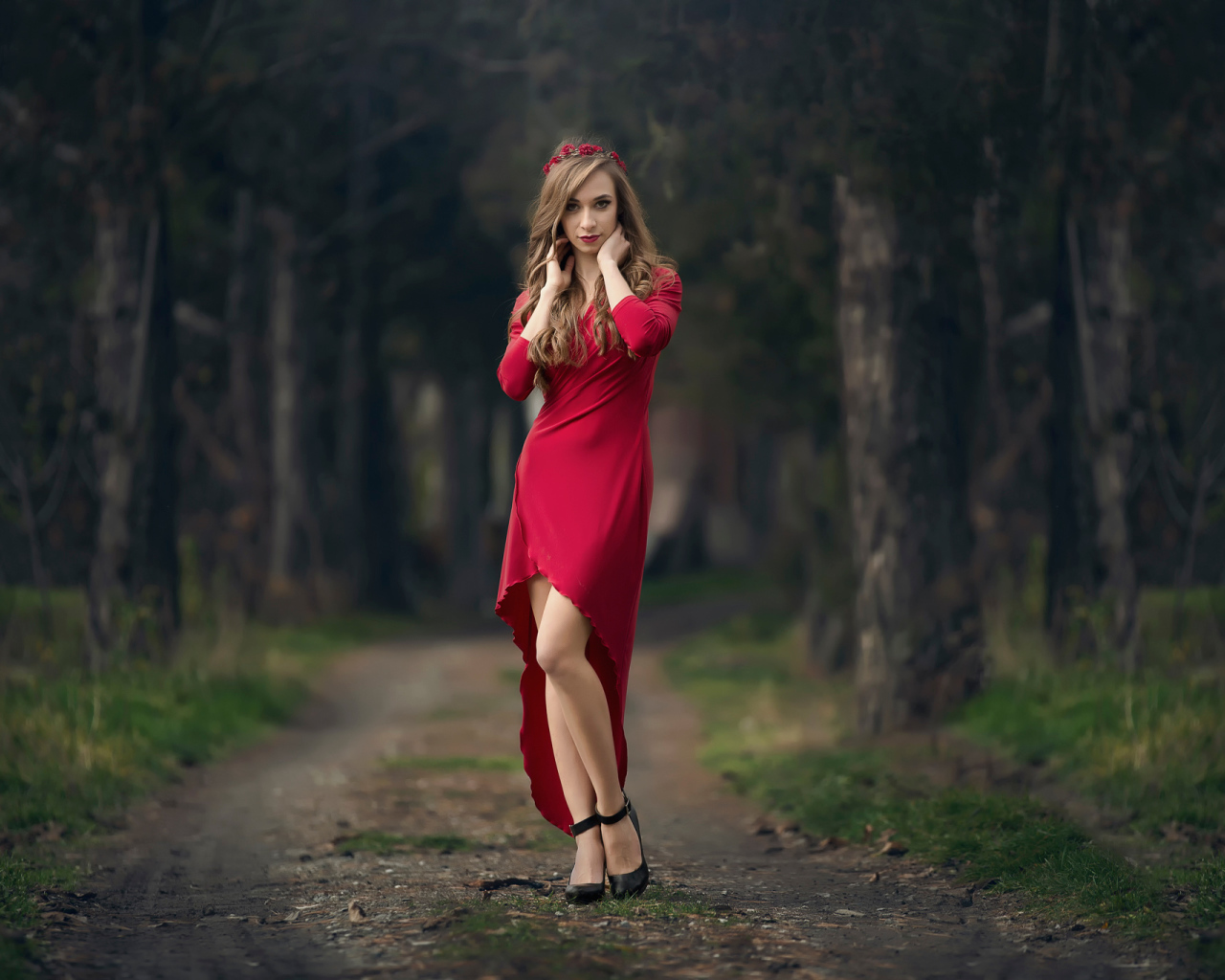 Красивая молодая девушка в красном платье 