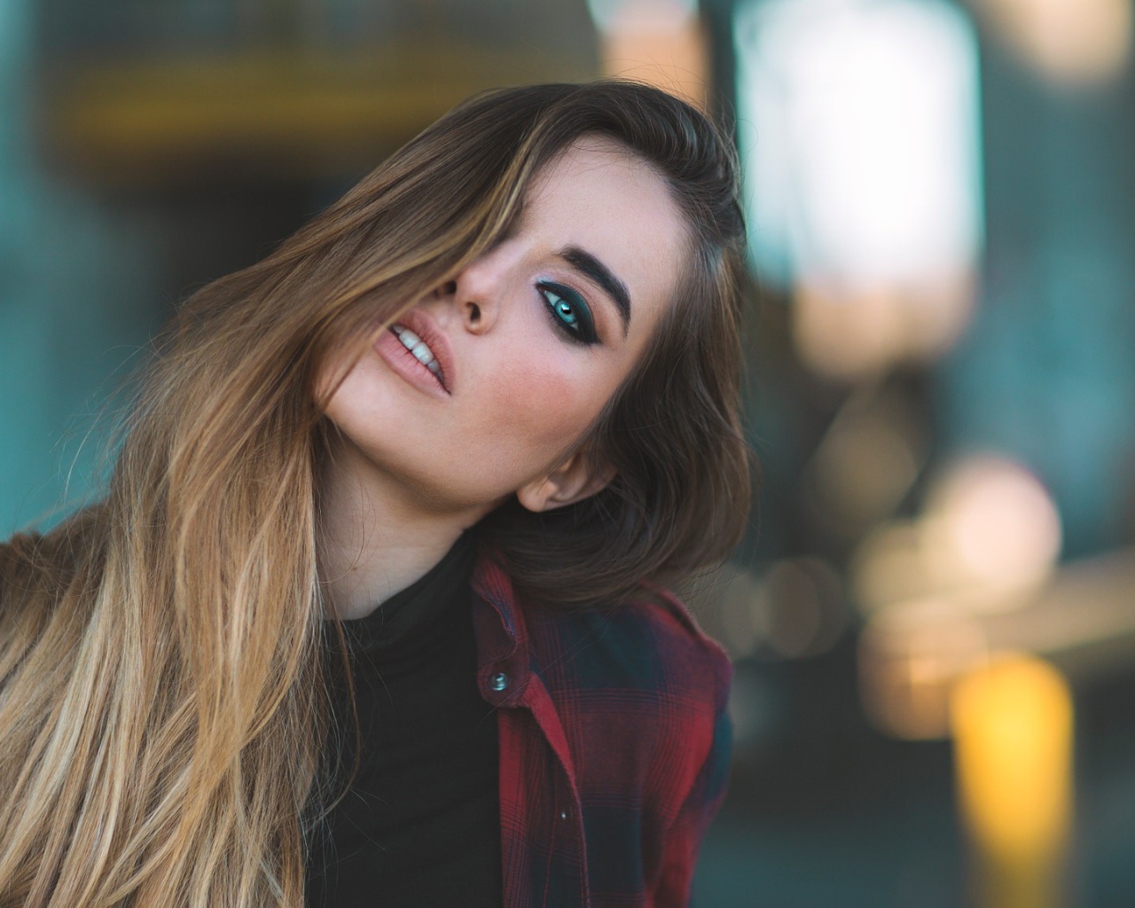 Красивая молодая девушка с длинными волосами 