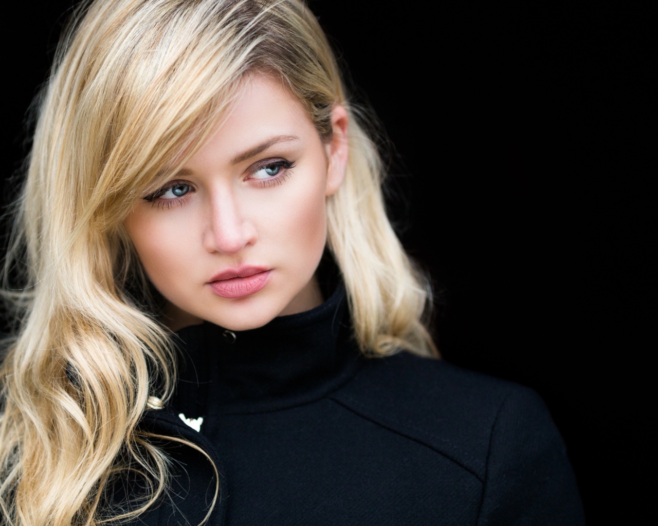 Девушка блондинка в черном пальто 