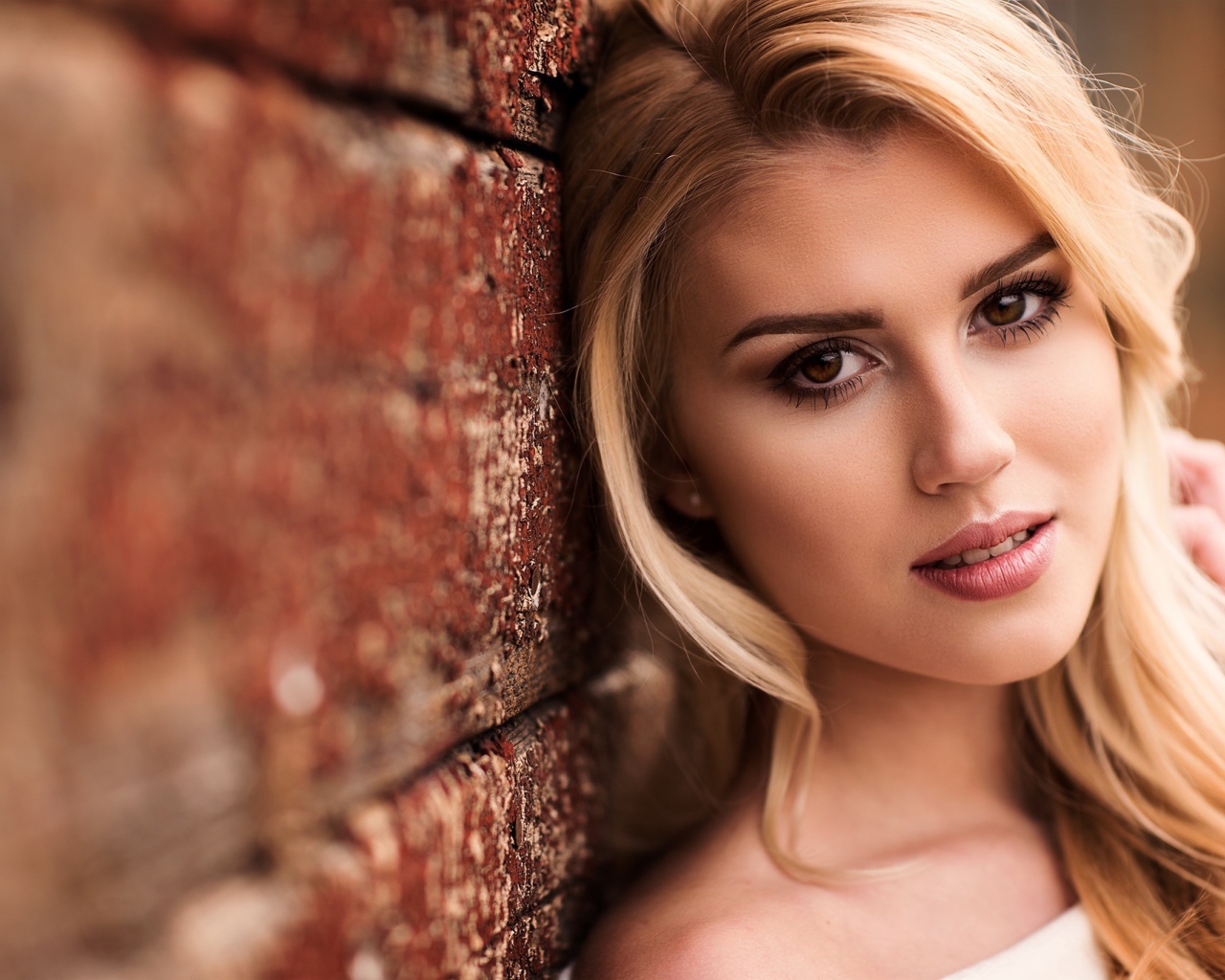 Девушка блондинка с карими глазами 