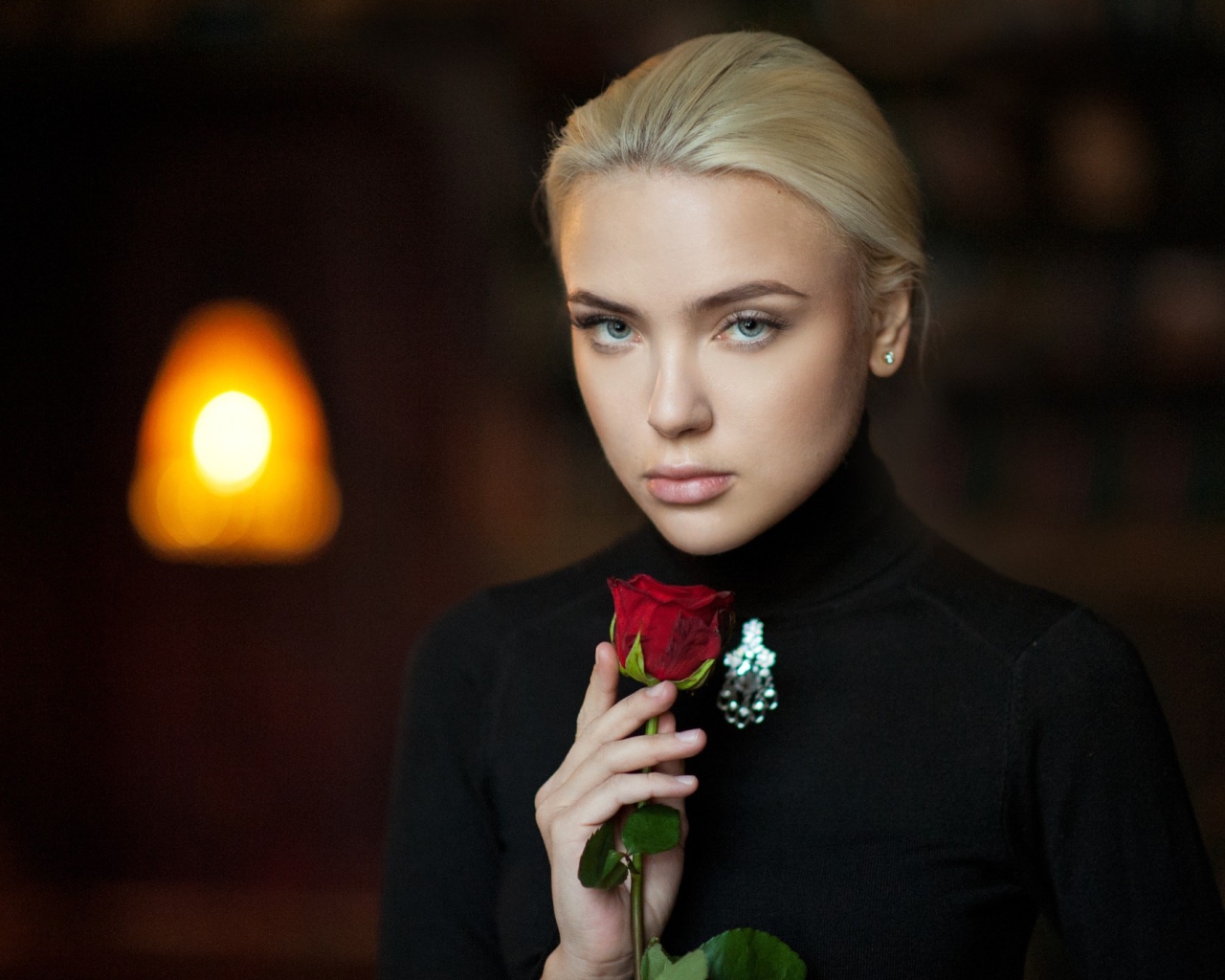 Девушка блондинка с красной розой 