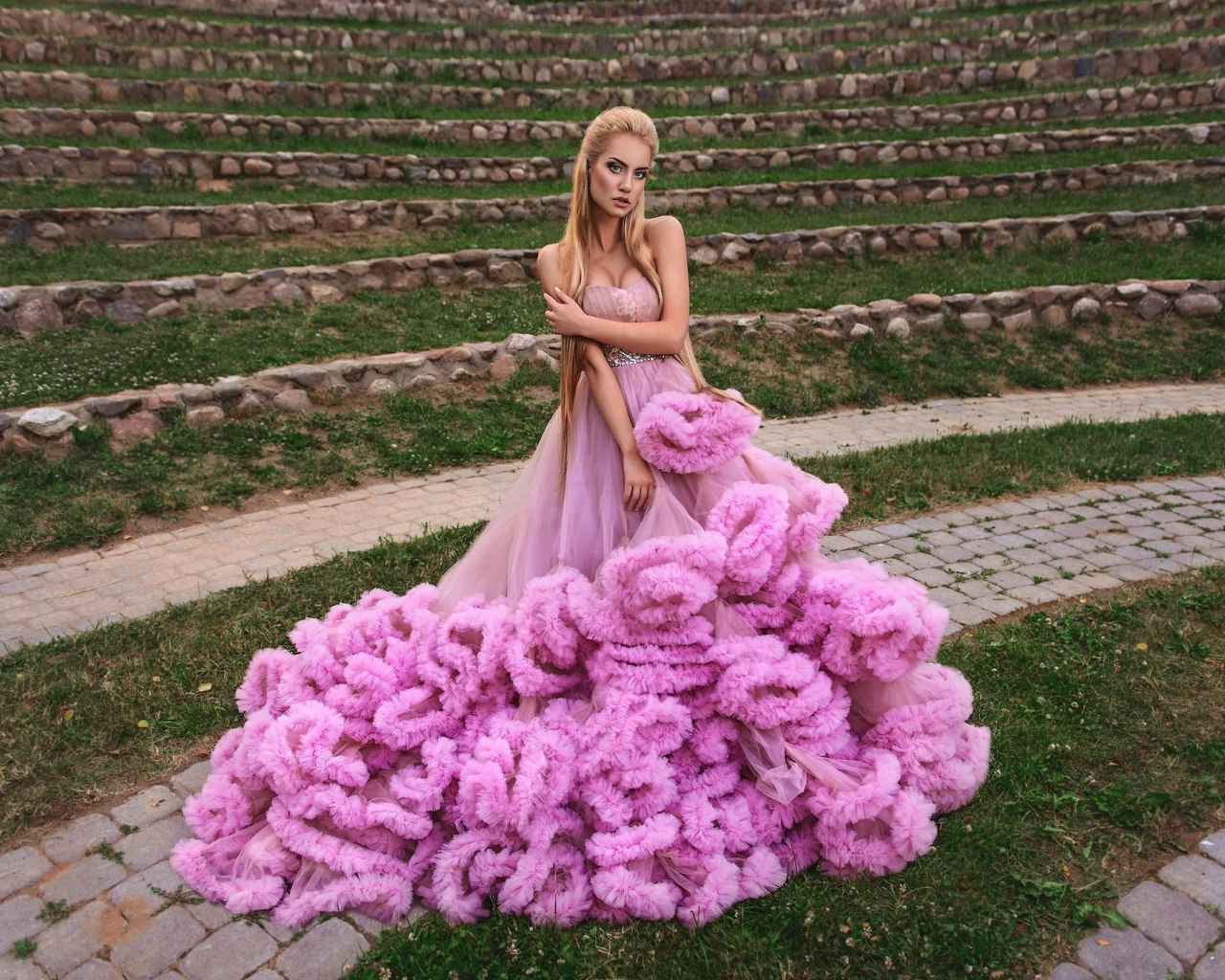 Девушка блондинка в красивом пышном розовом платье 