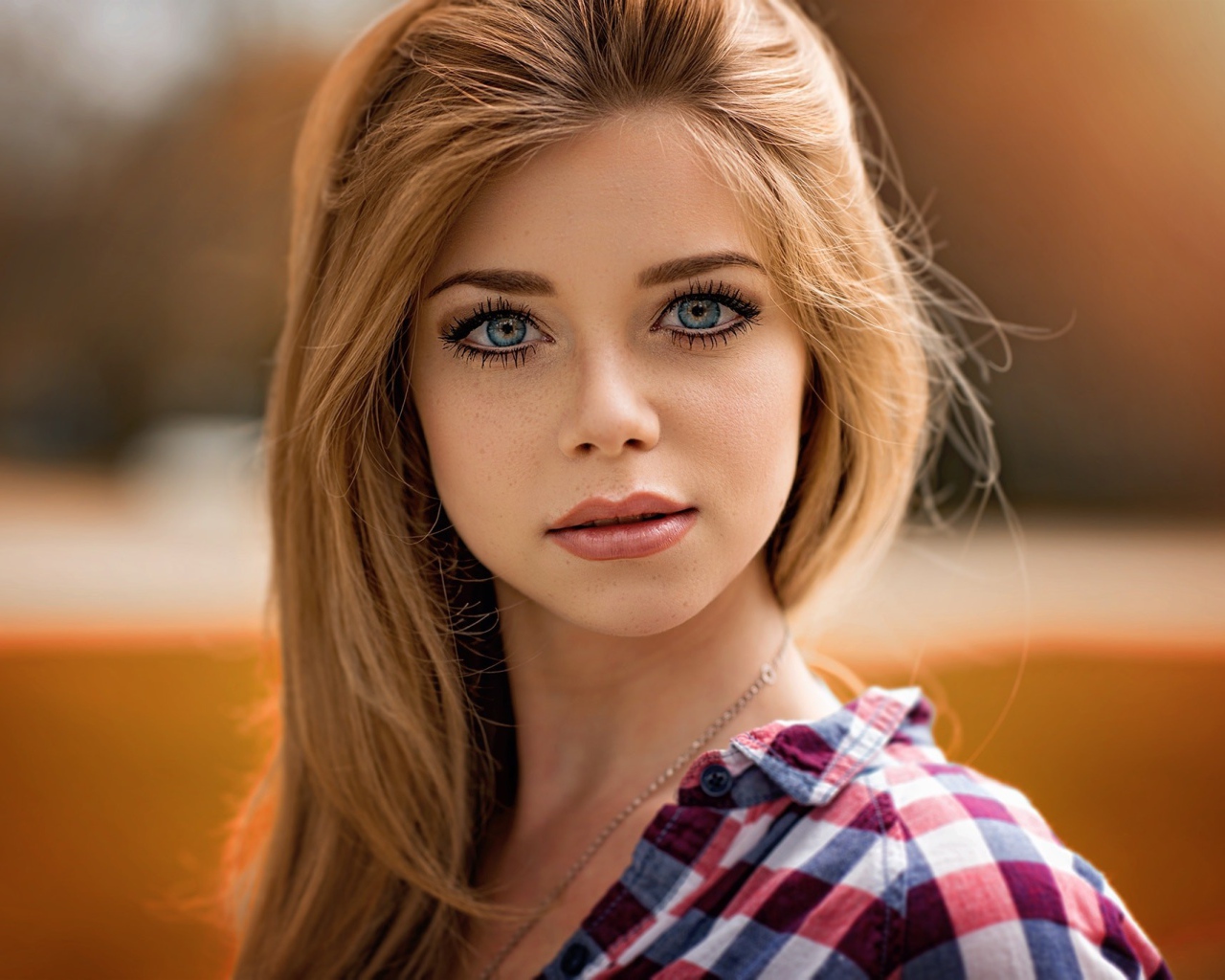 Девушка блондинка с красивыми голубыми глазами 