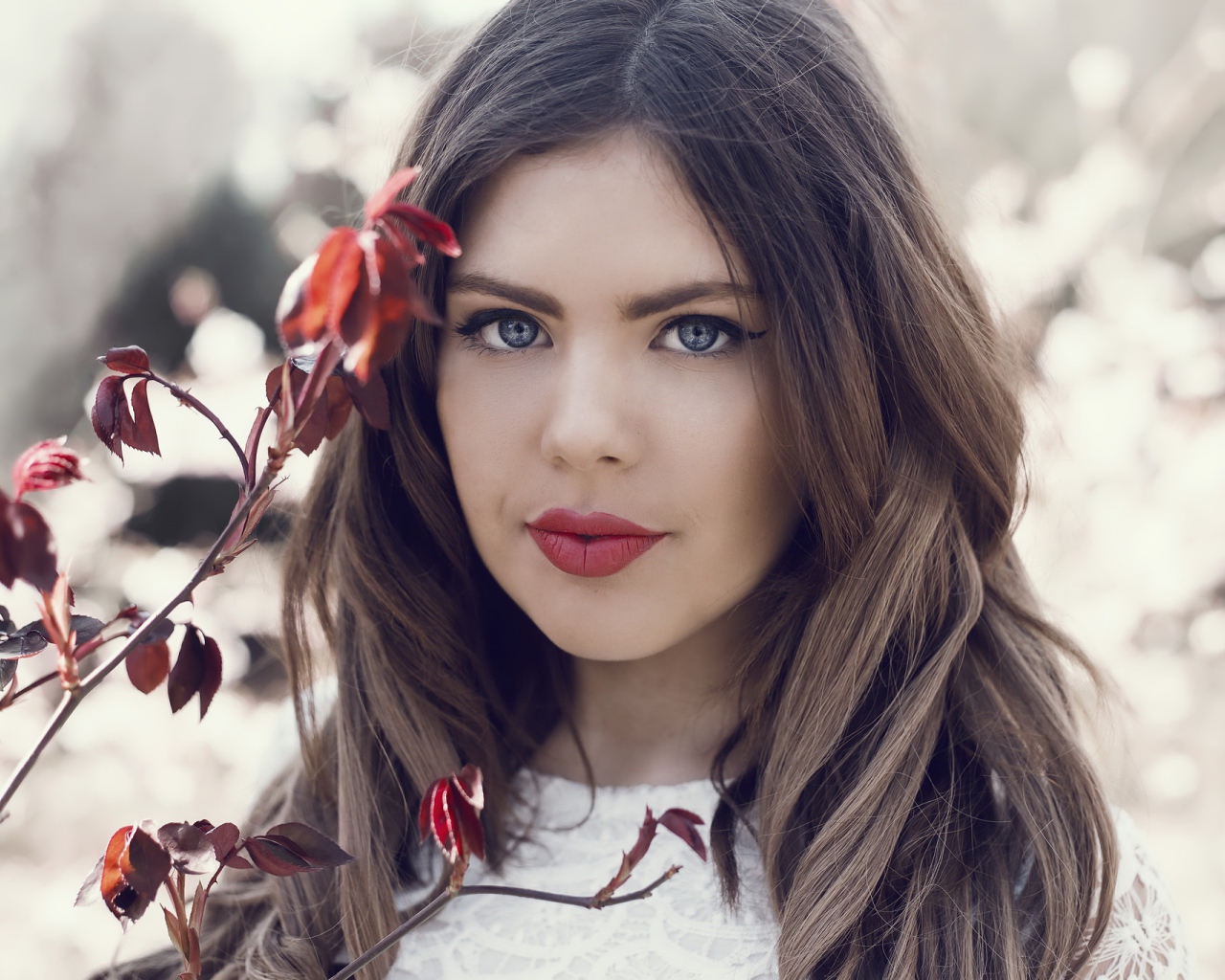 Голубоглазая красивая девушка брюнетка с красными губами