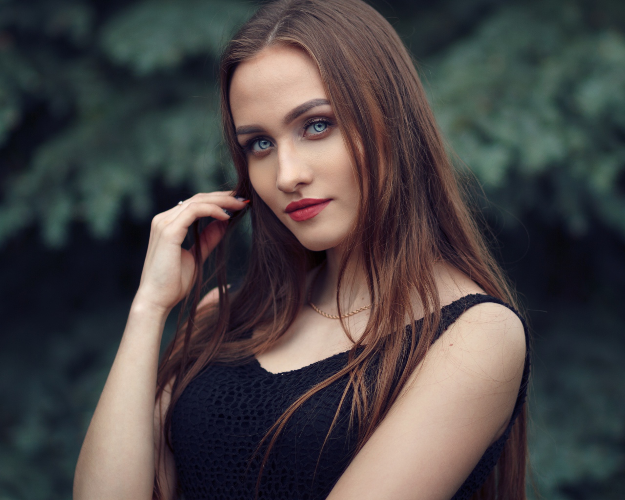 Голубоглазая девушка брюнетка в черном платье