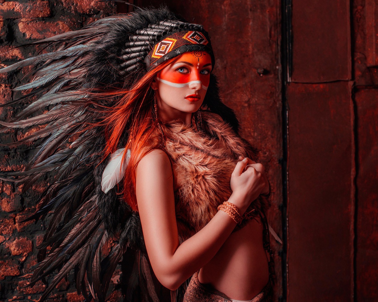 Голубоглазая девушка в костюме индейца 