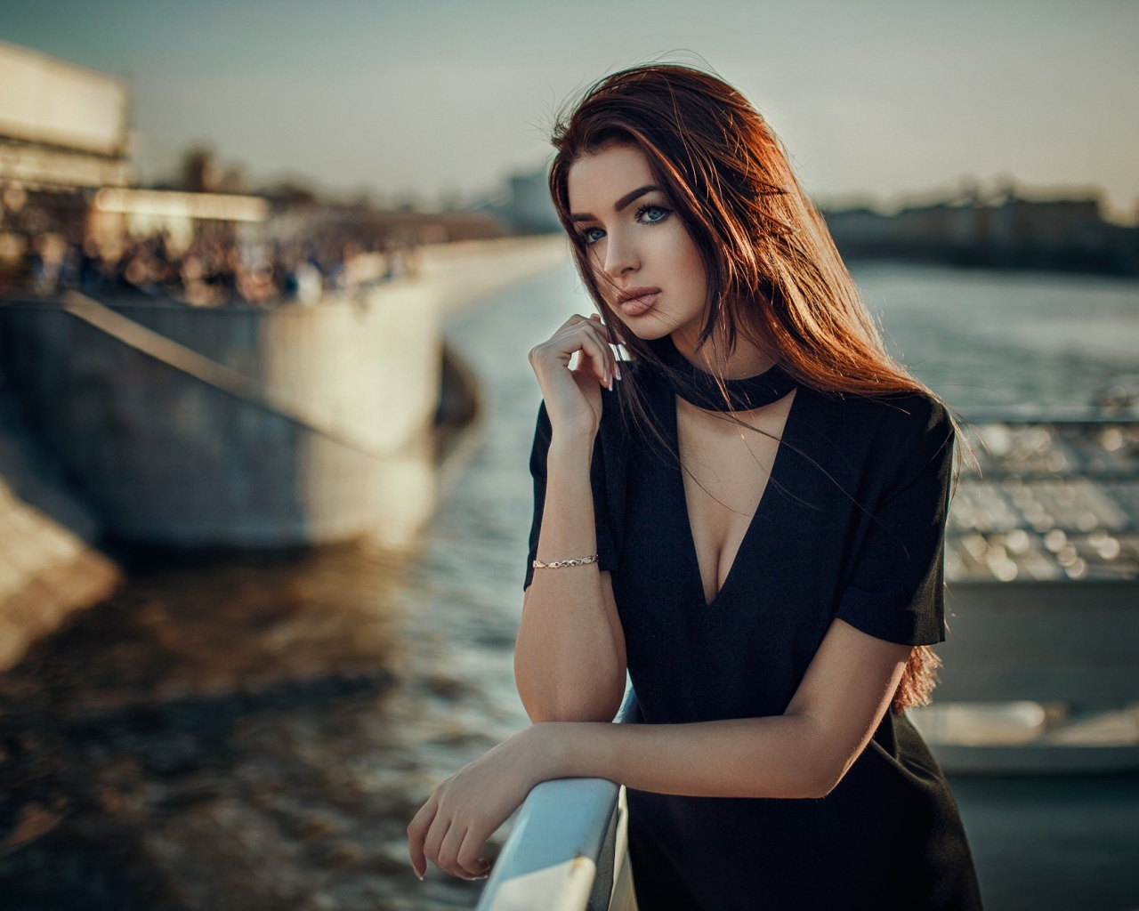 Голубоглазая девушка брюнетка в черном платье у воды 