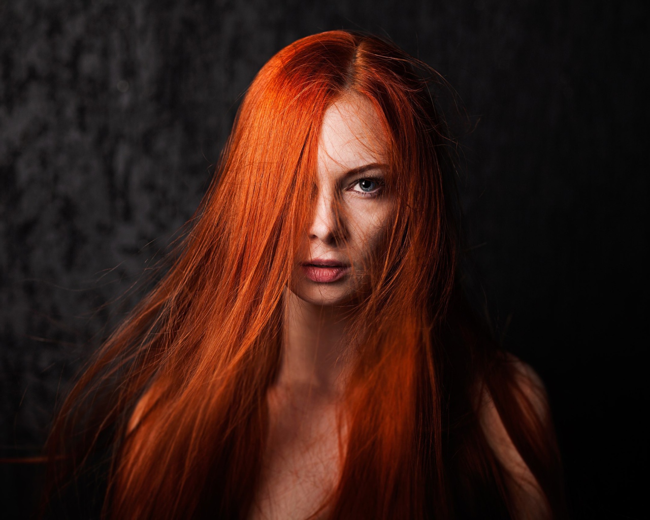 Голубоглазая девушка с огненно рыжими волосами 