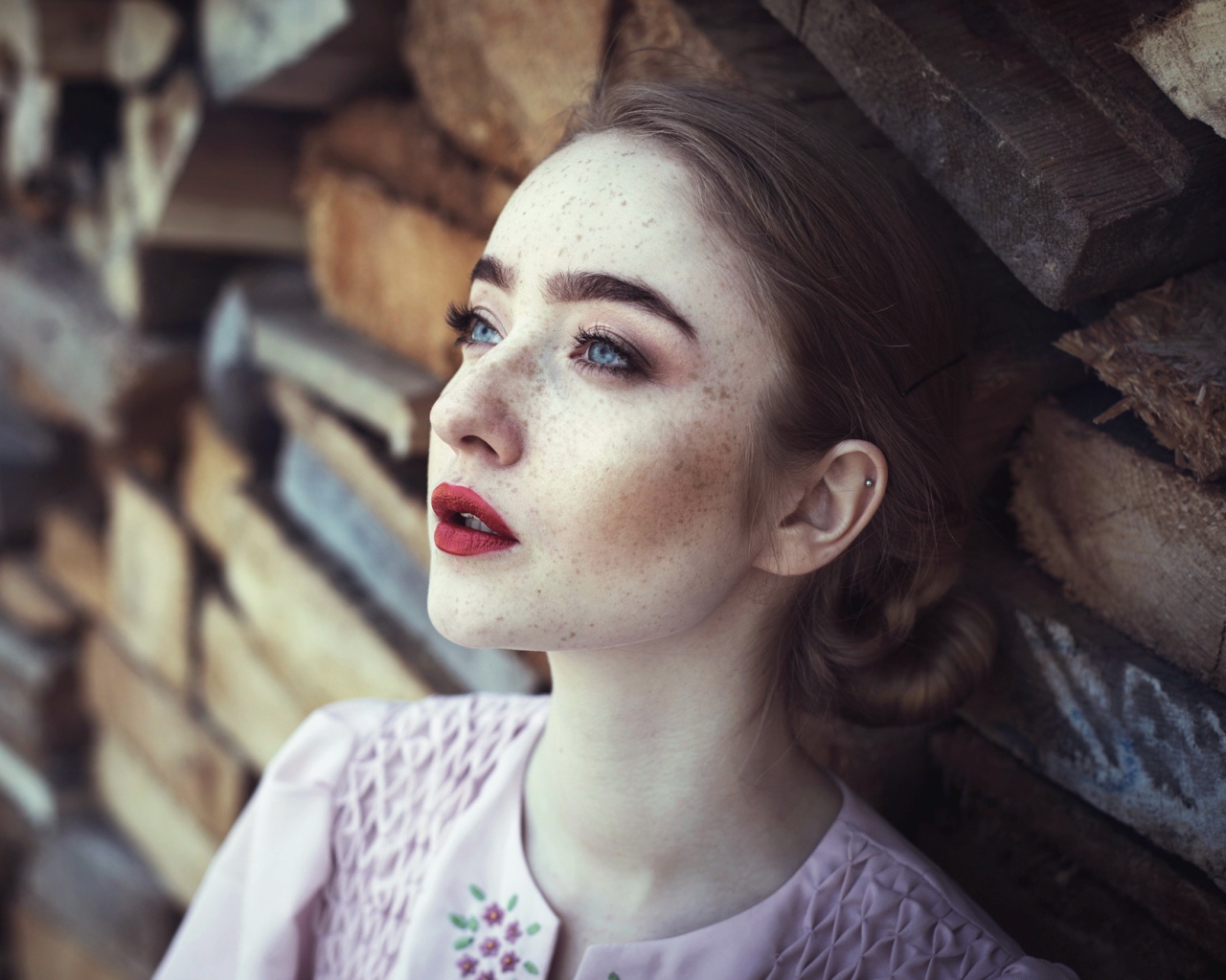 Голубоглазая девушка с веснушками на лице 