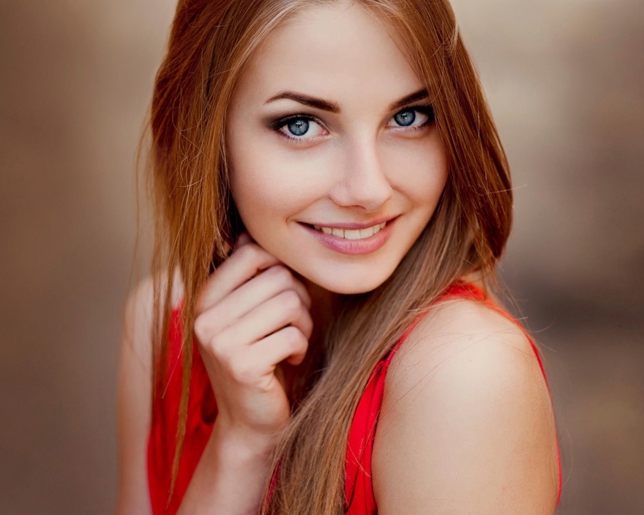 Голубоглазая девушка с длинными волосами 