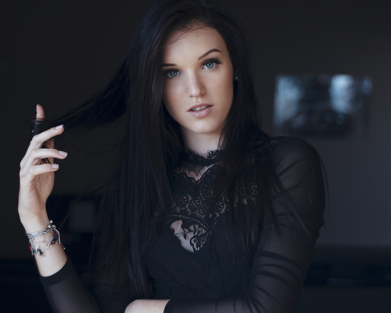 Голубоглазая эффектная брюнетка в черном платье