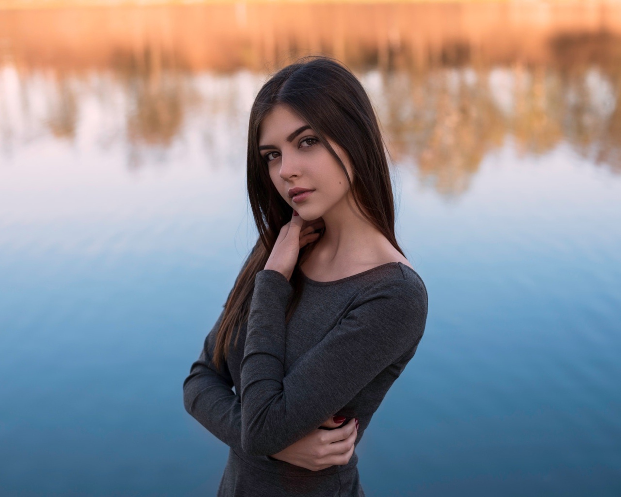 Кареглазая девушка брюнетка у водоема 