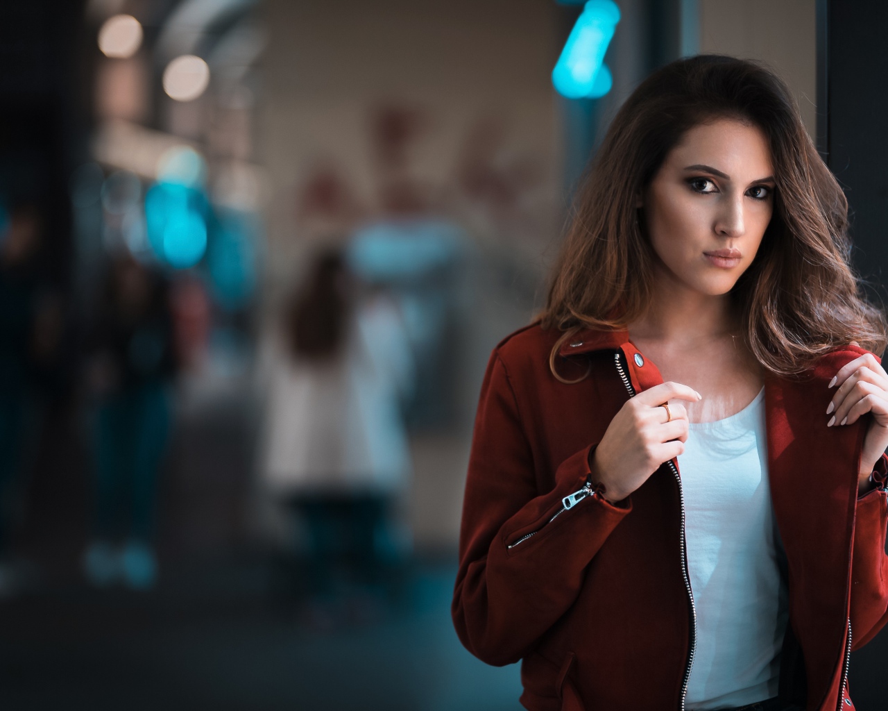 Кареглазая длинноволосая девушка брюнетка в красной куртке