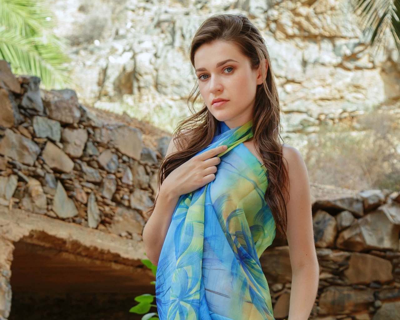 Девушка брюнетка в разноцветном парео