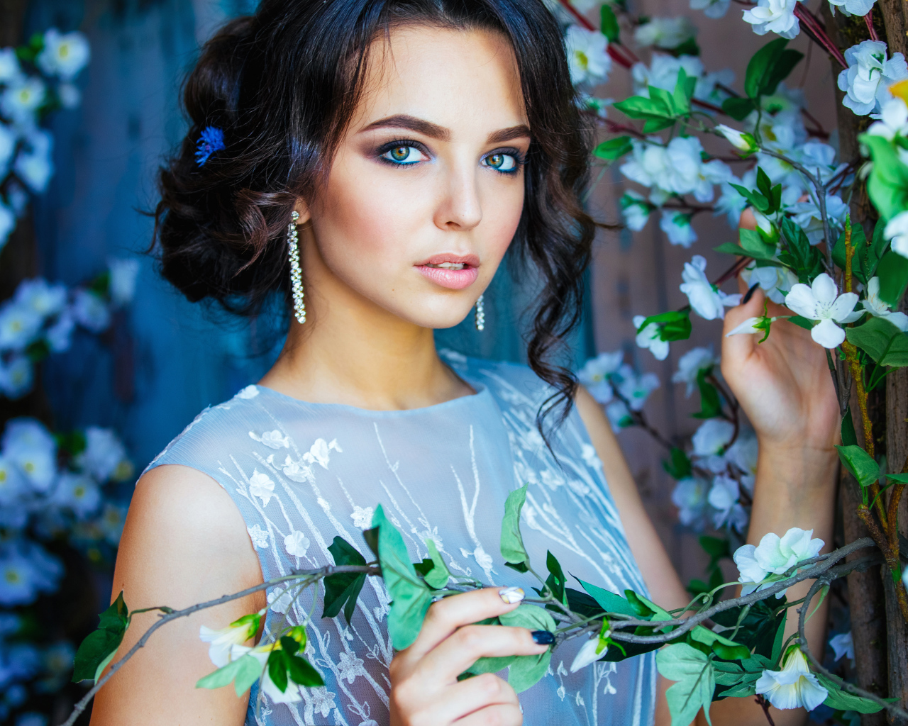 Девушка брюнетка с красивой прической 