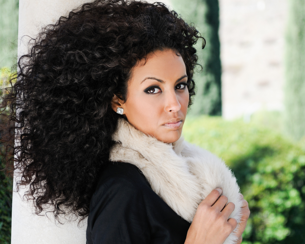 Девушка брюнетка с красивыми кудрявыми волосами