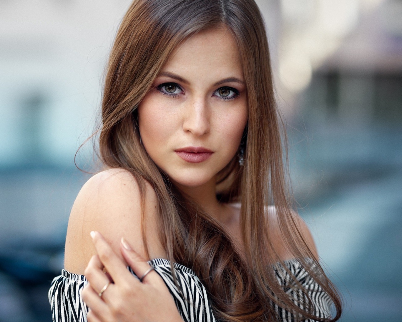 Девушка брюнетка с зелеными глазами 