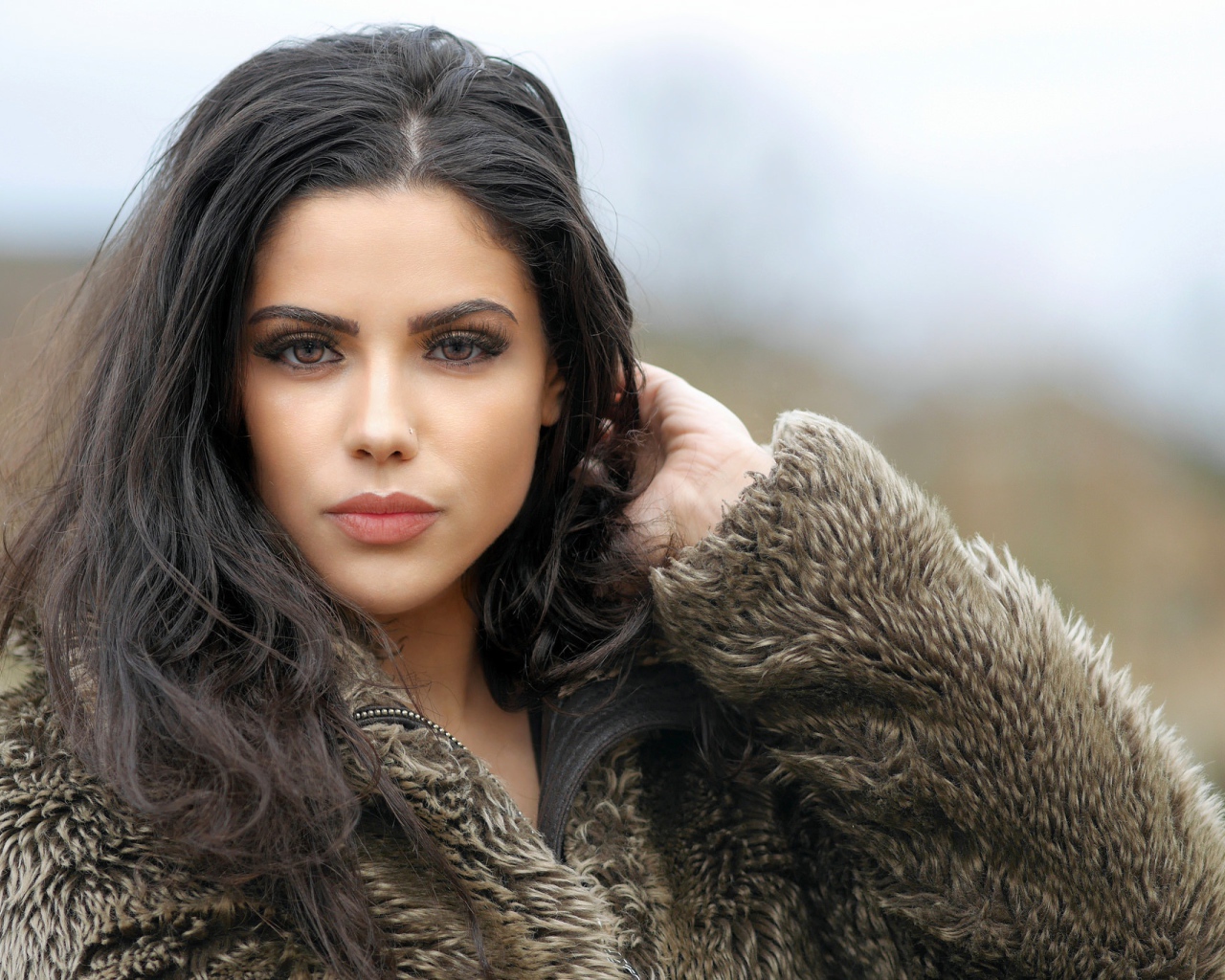 Брюнетка с карими глазами в шубе 