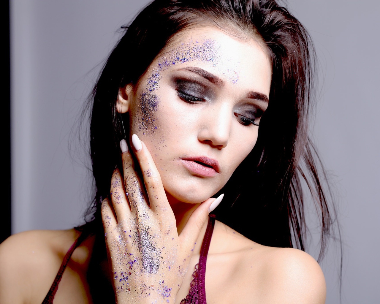 Брюнетка с блестками на лице 