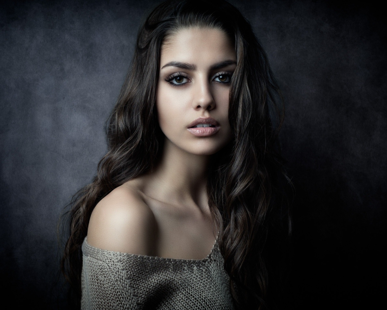 Нежная красивая девушка брюнетка с длинными волосами 
