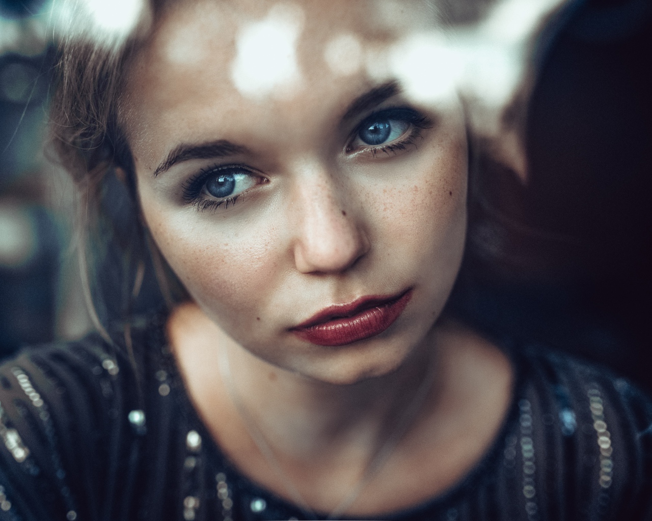 Нежная голубоглазая девушка с грустным лицом