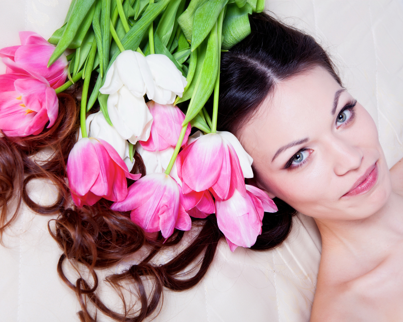 Нежная шатенка с букетов тюльпанов в волосах