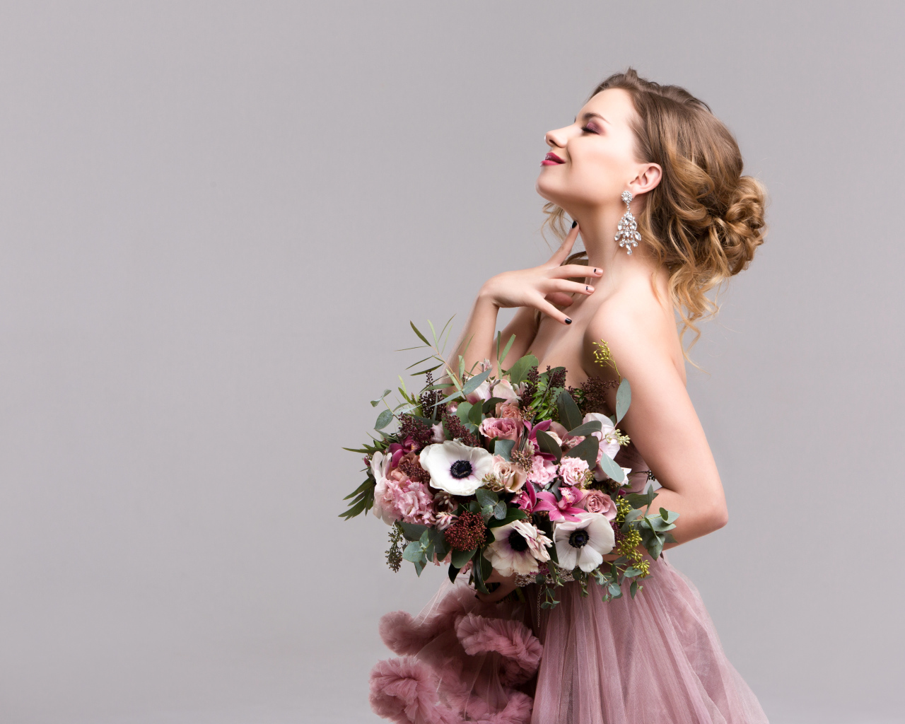 Нежная мечтательная девушка с букетом цветов анемоны