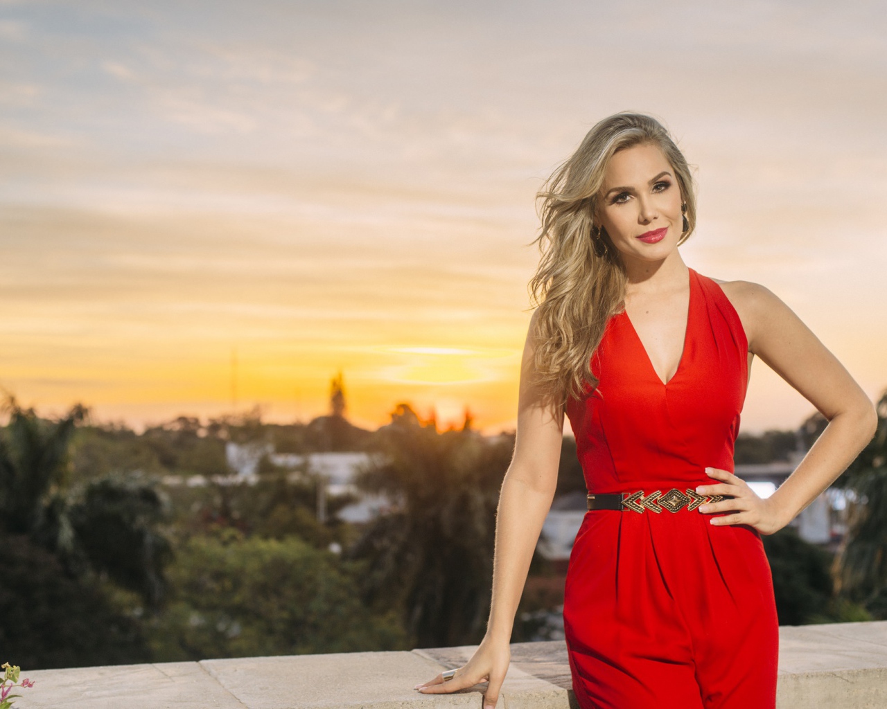 Эффектная девушка блондинка в красивом красном платье