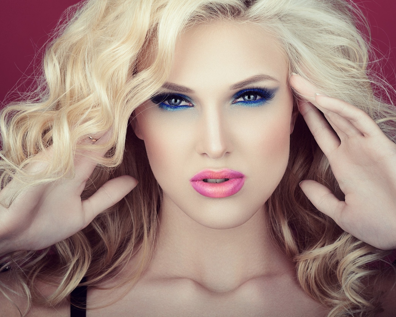 Эффектная блондинка с красивым ярким макияжем 