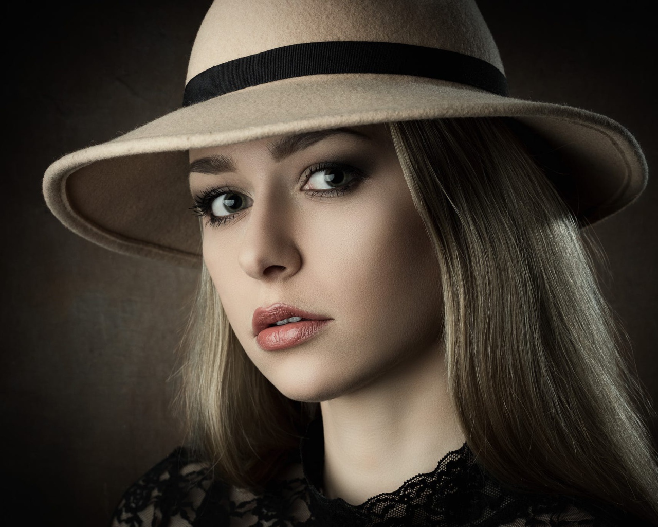 Лицо красивой девушки в большой шляпе 