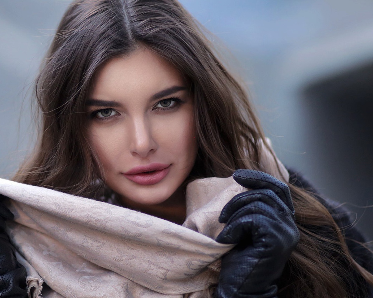 Русоволосая девушка в шарфе 