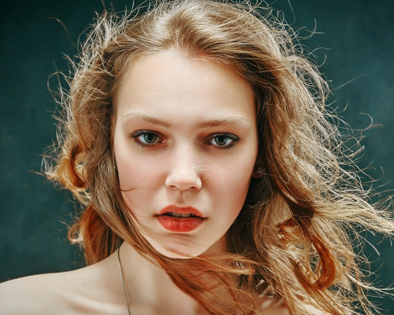 Нежная красивая молодая девушка с красивыми глазами 