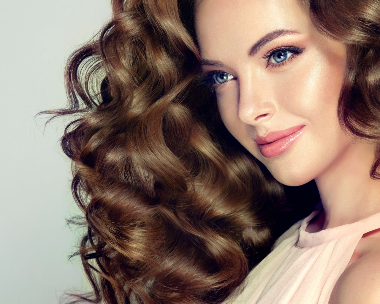 Нежная голубоглазая девушка модель