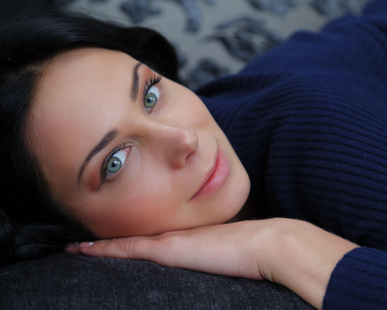 Нежный взгляд красивой голубоглазой девушки
