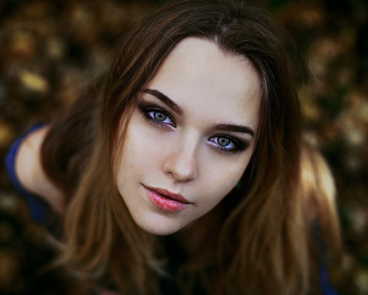 Девушка брюнетка с красивыми глазами 