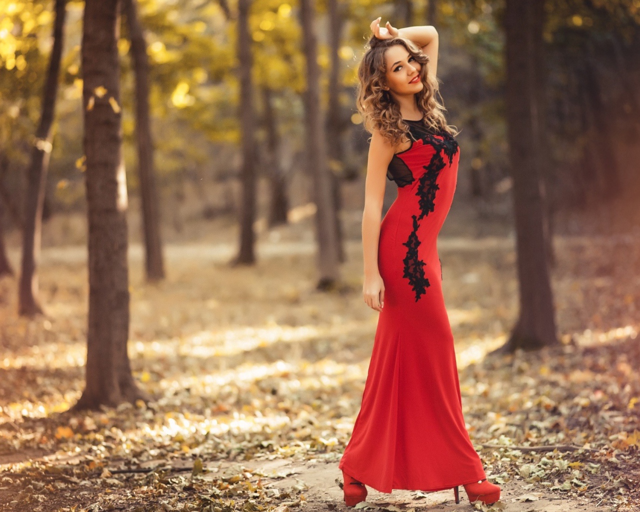 Девушка модель в длинном красном платье 