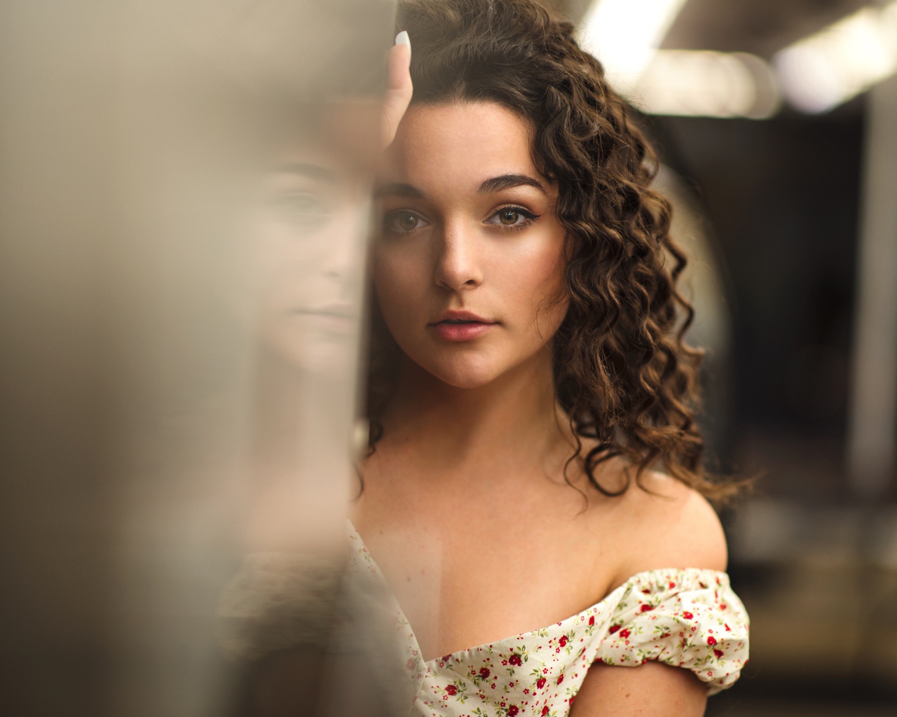 Девушка модель в цветастом сарафане