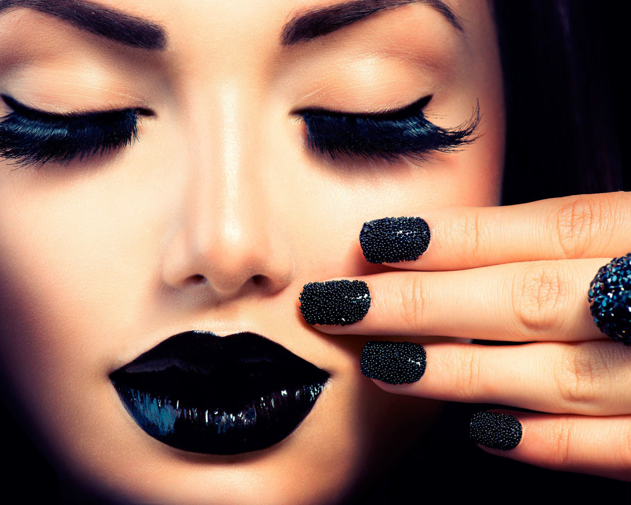 Девушка с красивым черным макияжем и черными ногтями