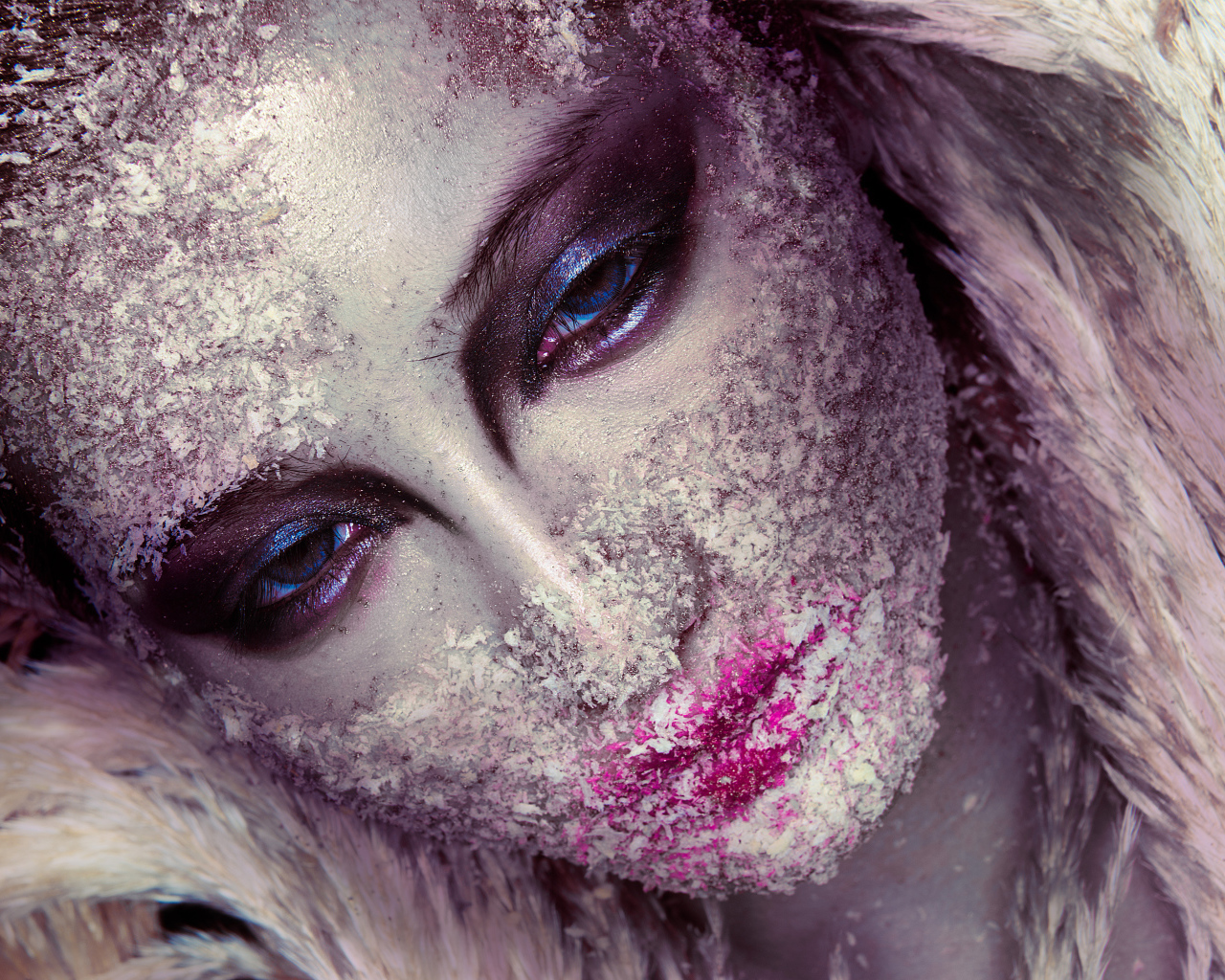 Девушка с ярким ледяным макияжем