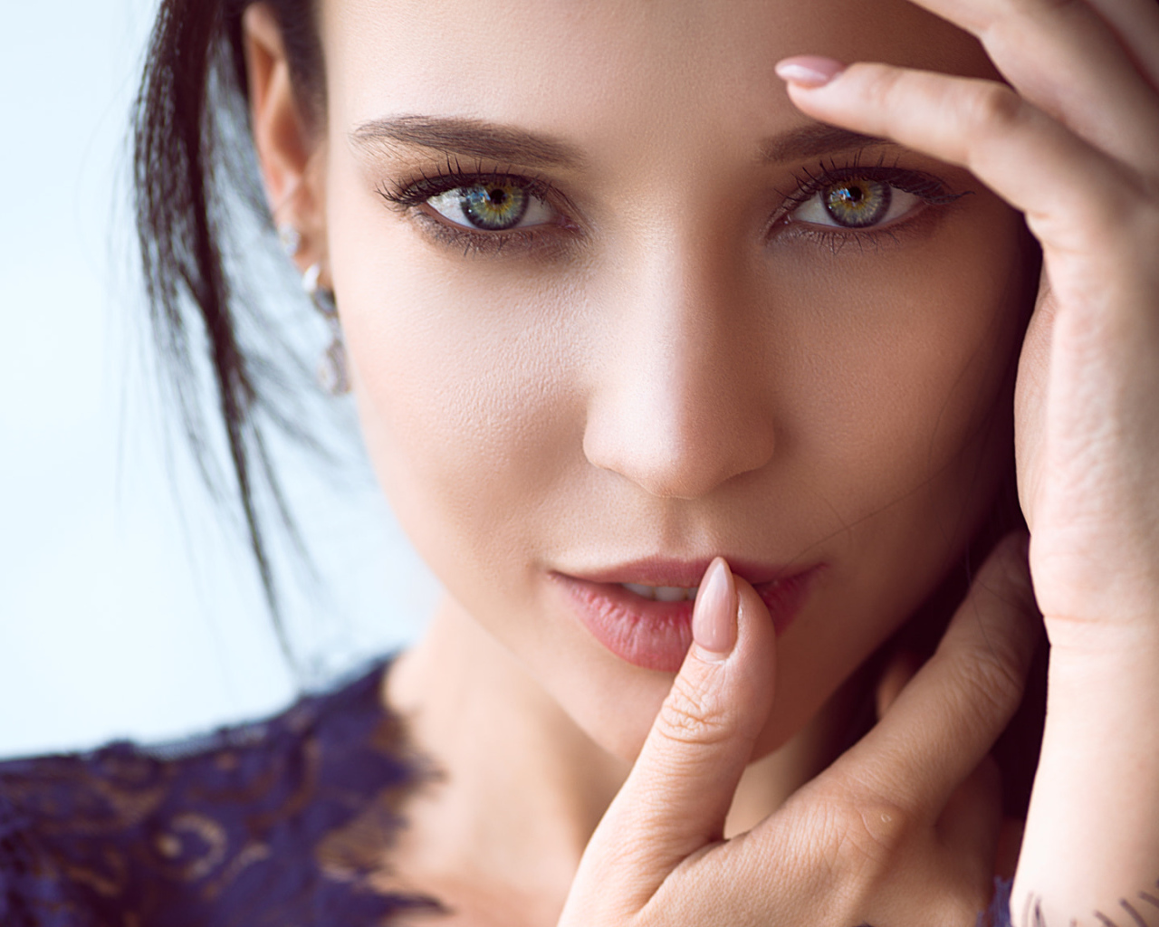 Зеленоглазая девушка модель с выразительным взглядом