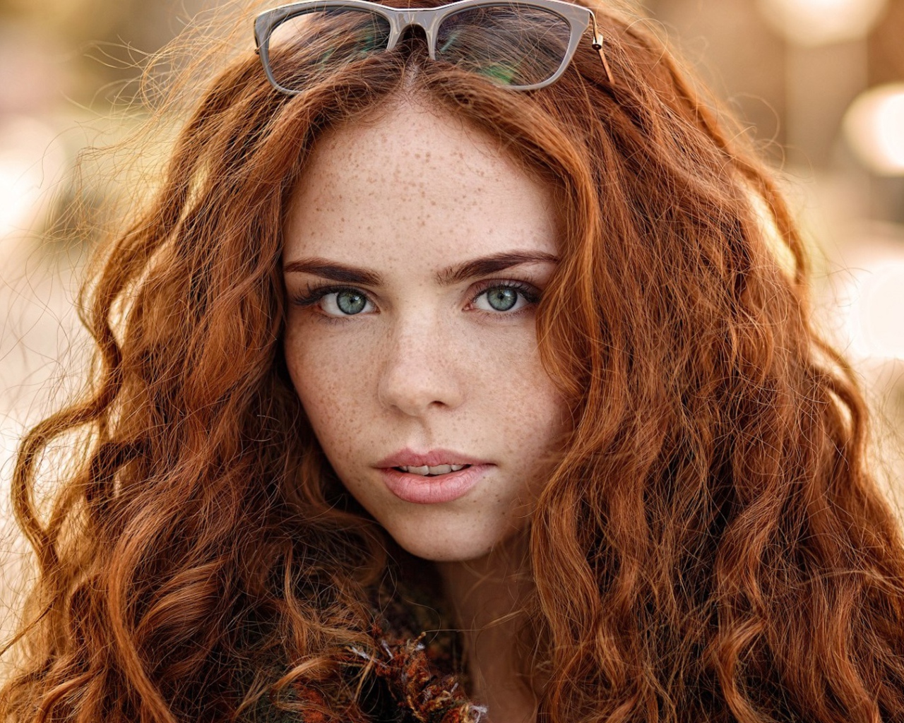Рыжеволосая красивая девушка с зелеными глазами 