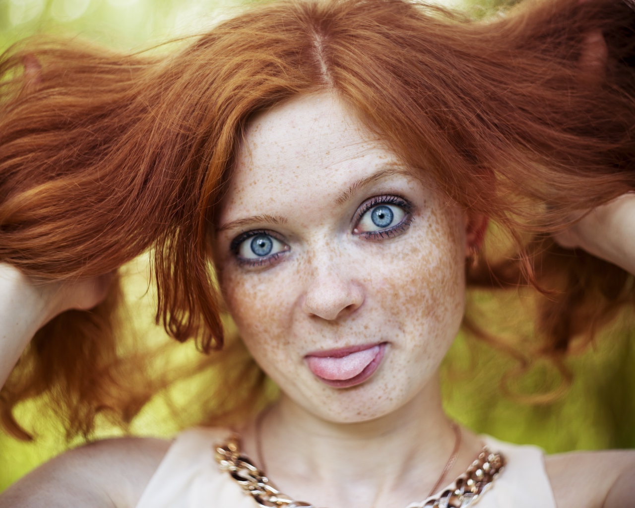 Рыжеволосая девушка с веснушками на лице