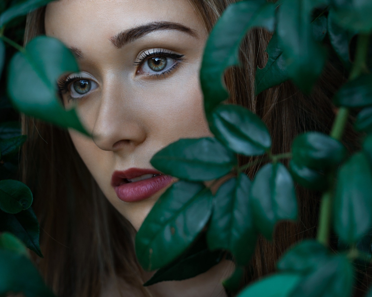 Грустная девушка с красивыми глазами 